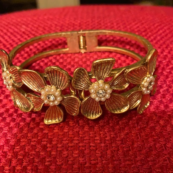 Vintage gold tone floral bracelet - Picture 1 of 5